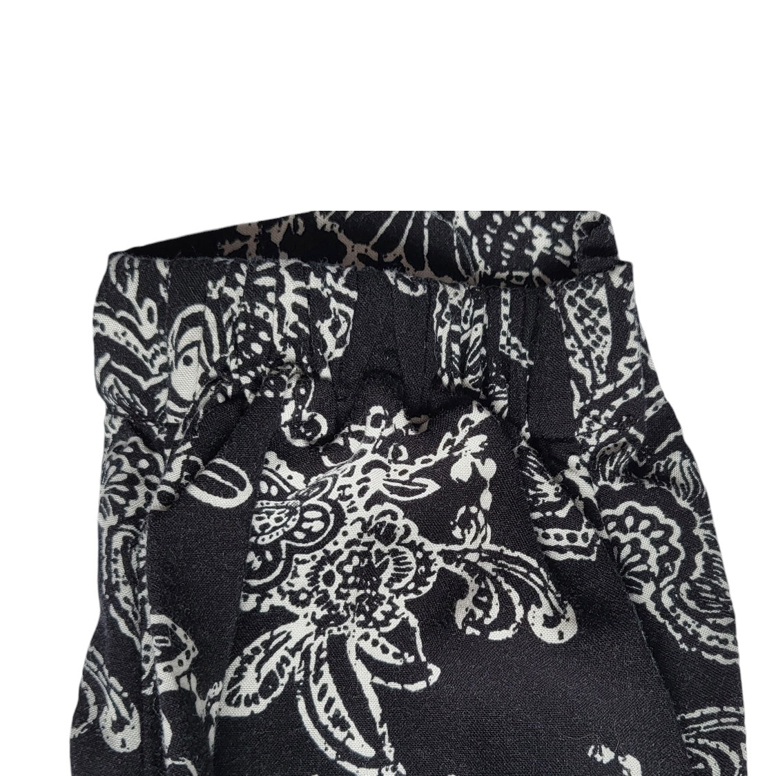 Jogger mujer Sybilla negro con flores blancas talla L